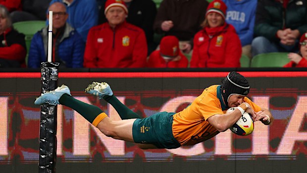 Classic Wallabies'tan Matt Giteau try atıyor.