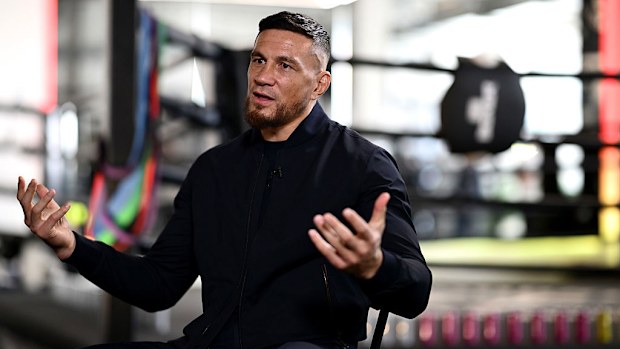 Sonny Bill Williams, The Foundry Boxing Club'da röportaj veriyor.