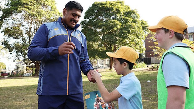 Will Skelton signs autographs at Stanmore Public School.
