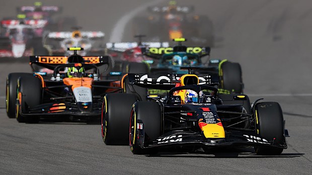Max Verstappen, Oracle Red Bull Racing RB21 ile Lando Norris'in McLaren'ini geçiyor.
