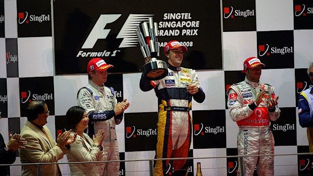 Fernando Alonso, 2008 Singapur GP'sini kazanıyor.