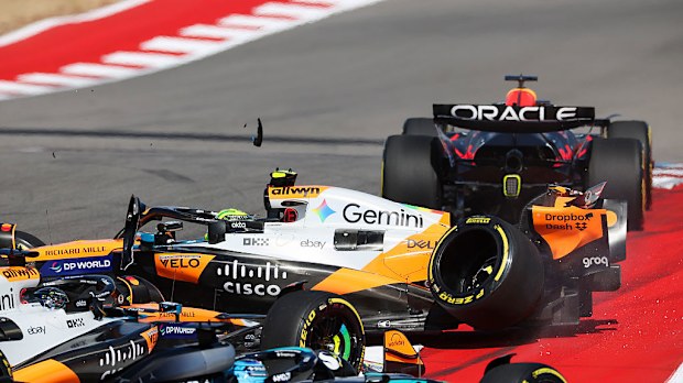 Max Verstappen önde, Lando Norris ve Avustralyalı Oscar Piastri çarpışıyor.