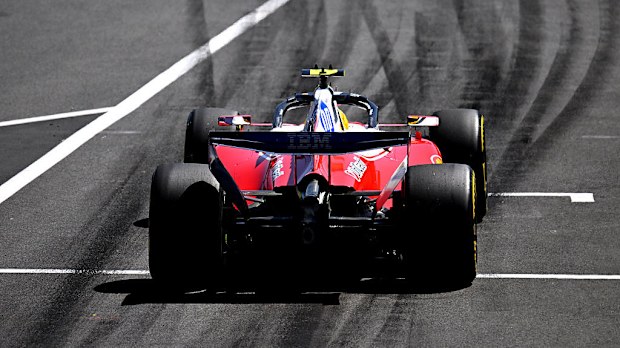 Lewis Hamilton, Albert Park'ta SF-26 ile piste çıkıyor.