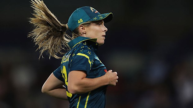 Sophie Molineux de Australia es vista durante el segundo partido de la serie Women's T20 International entre Australia e India.