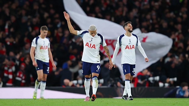 Tottenham'dan Richarlison, Arsenal'ın Leandro Trossard'ı gol attıktan sonra üzgün görünüyor.