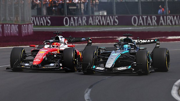 George Russell ve Charles Leclerc yarışta.