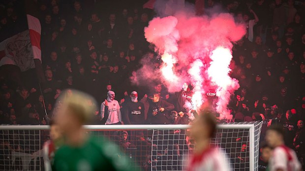 Ajax taraftarları arasında havai fişekler. 