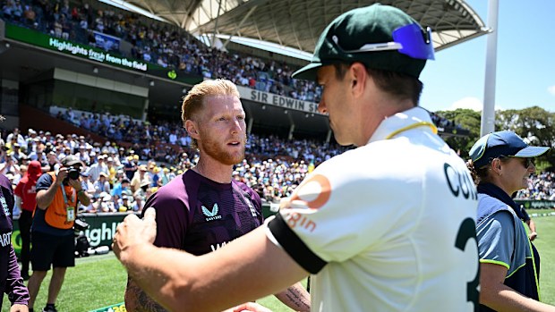 El capitán de Inglaterra, Ben Stokes, le da la mano al capitán de Australia, Pat Cummins, después de perder las Cenizas.