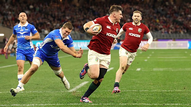 Dan Sheehan of the British & Irish Lions breaks clear to score their first try.