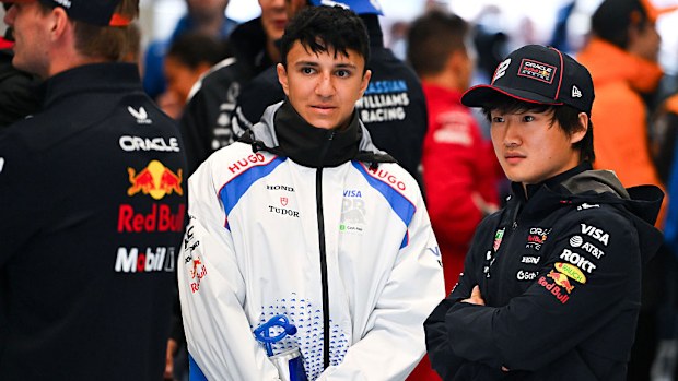 Isack Hadjar ve Yuki Tsunoda, F1 Belçika Grand Prix'si öncesinde sürücü geçit töreninde.