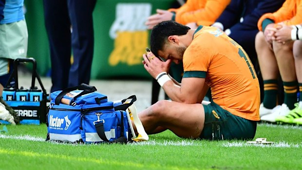 Tom Wright de Australia está herido.