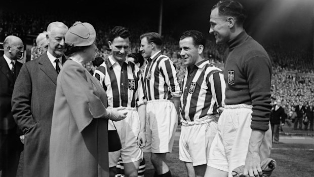 Isabel, la Reina Madre, se reúne con los jugadores del West Bromwich Albion antes de la final de la Copa FA de 1954.