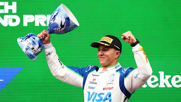 Üçüncü olan Isack Hadjar, F1 Hollanda Grand Prix'sinde podyumda kutlama yapıyor.