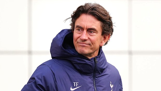 Tottenham Hotspur teknik direktörü Thomas Frank antrenman sırasında.