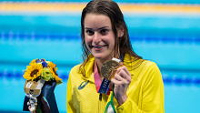 TOKYO, JAPAN - JULY 27: Kaylee Mckeown of Australia shows her gold medal after winning the women 100m Backstroke final during the Tokyo 2020 Olympic Games at the Tokyo Aquatics Centre on July 27, 2021 in Tokyo, Japan  (Photo by Giorgio Scala/BSR Agency/Getty Images)
