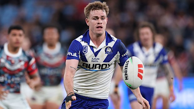 Lachlan Galvin de los Bulldogs pasa el balón.