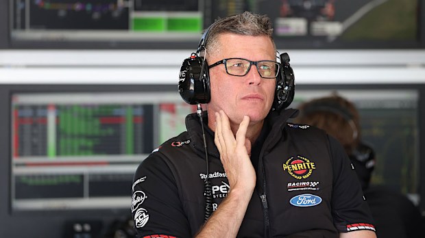 Garth Tander, #19 Penrite Racing Ford Mustang GT'nin eş sürücüsü, 2025 Bathurst 1000 sırasında bakıyor.