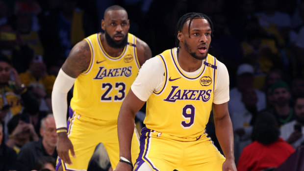 LeBronas Jamesas #23 ir Bronny James #9 iš Los Andželo 