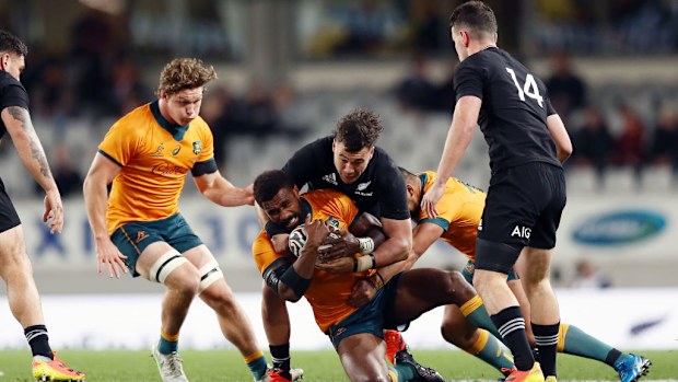 Marika Koroibete, Wallabies oyuncusu, All Blacks'ten David Havili tarafından tackle ediliyor.
