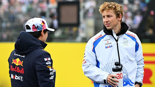 Yuki Tsunoda y Liam Lawson de Nueva Zelanda hablan en el desfile de pilotos antes del Gran Premio de F1 de Japón.