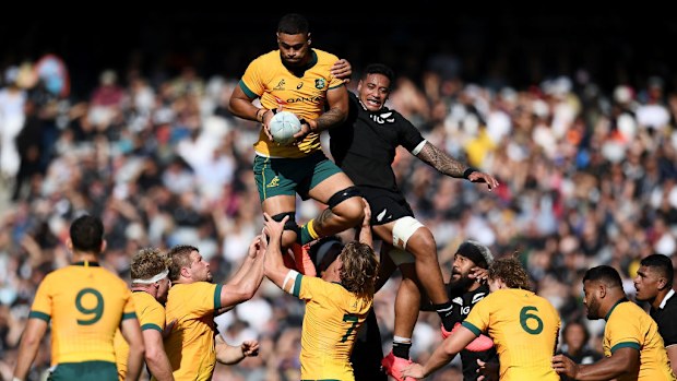 Lukhan Salakaia-Loto of the Wallabies and Shannon Frizell of the All Blacks contest a lineout.