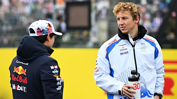 Yuki Tsunoda e Liam Lawson della Nuova Zelanda parlano della parata dei piloti in vista del Gran Premio di F1 del Giappone.