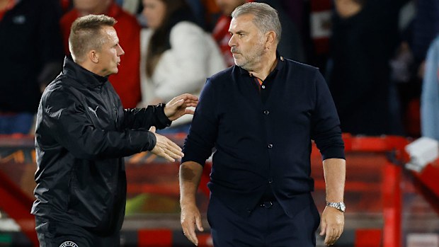 El entrenador de Midtjylland, Mike Tullberg, le dará la mano a Angel Postcoglou.