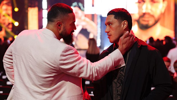 Joseph Parker, Jai Opetaia ile konuşuyor.