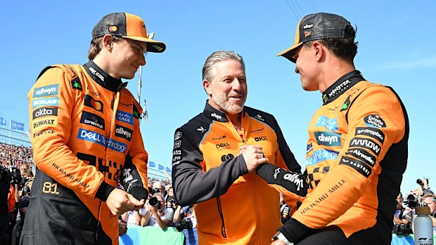 El presidente y director ejecutivo de McLaren, Zak Brown, habla con sus conductores. 