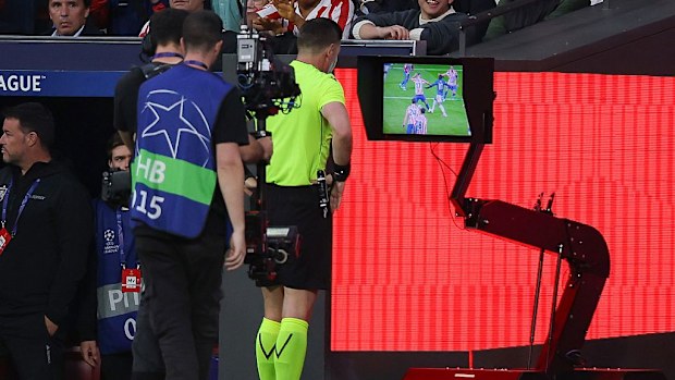 El árbitro Danny Makkelie mira el VAR.