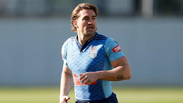 Connor Watson calienta antes de una sesión de entrenamiento de NSW Blues State Of Origin.