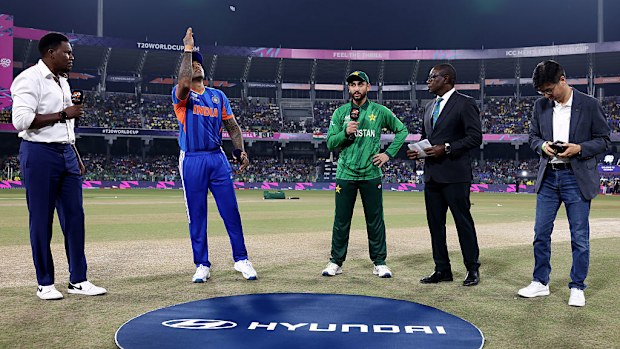 Suryakumar Yadav, kura atışı sonrası Pakistanlı Salman Agha ile el sıkışmadı.