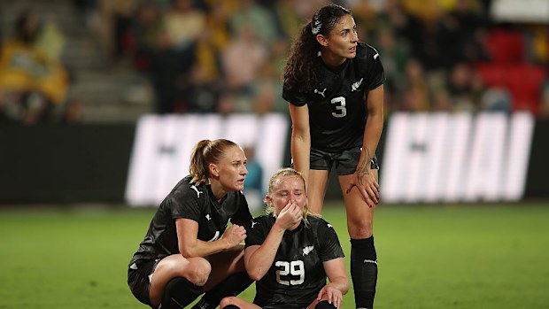 Katie Kitching es consolada por sus compañeros de equipo después de atrapar un halcón.