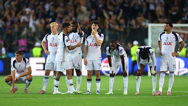 Los jugadores de Tottenham Hotspur están deprimidos después de perder el tiroteo.