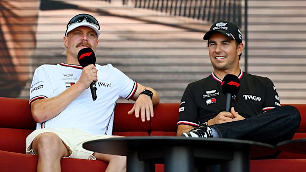 Valtteri Bottas en Sergio Perez van het Cadillac F1 Team worden geïnterviewd.