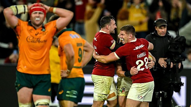 British & Irish Lions oyuncuları beşinci try'lerini kutluyor.