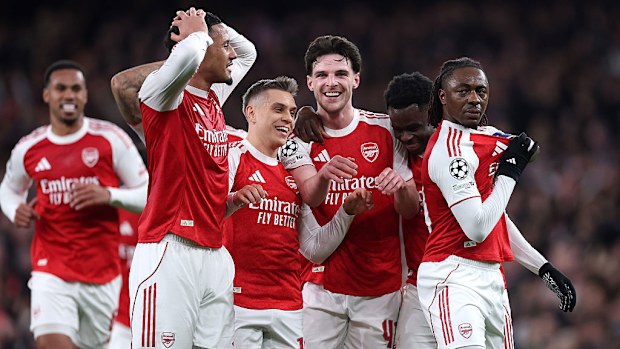 Arsenal oyuncusu Eberechi Eze, takımının ilk golünü attıktan sonra arkadaşlarıyla kutlama yapıyor.