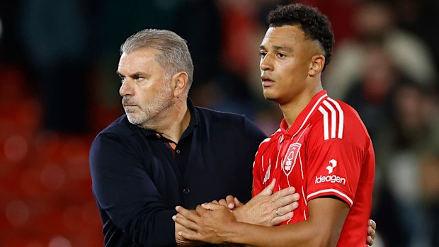 Ange Postecoglou ve Nottingham Forest'tan Dan Ndoye üzgün görünüyor.