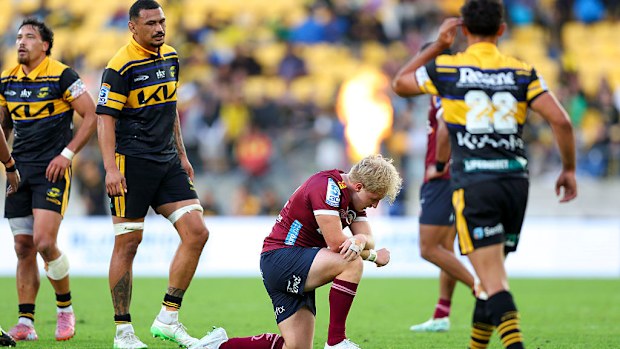 Tom Lynagh, de los Rojos, reacciona al silbato final en Wellington.