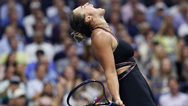 Aryna Sabalenka, Jessica Pegula'yı yendikten sonra kutlama yapıyor.