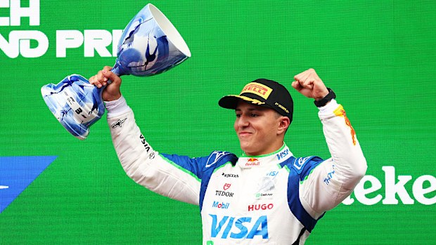 El tercer clasificado, Issac Hadjer, celebra en el podio con su trofeo durante el Gran Premio de F1 de los Países Bajos.