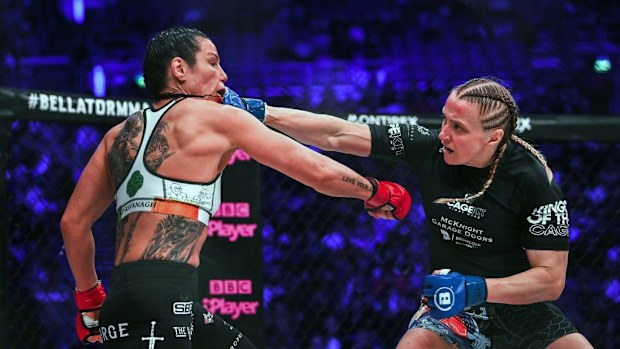 Sara Collins valt Sinead Kavanagh aan.