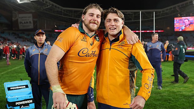 Fraser McReight ve James O'Connor, Wallabies'ın fotoğrafını çekiyor.