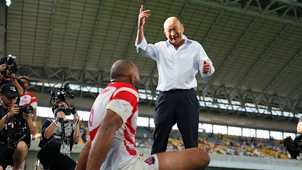 Eddie Jones de Japón habla con Michael Leitch.