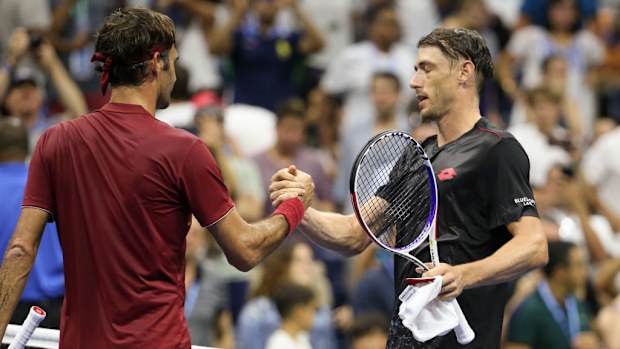 John Millman, İsviçreli Roger Federer ile filede selamlaşıyor.