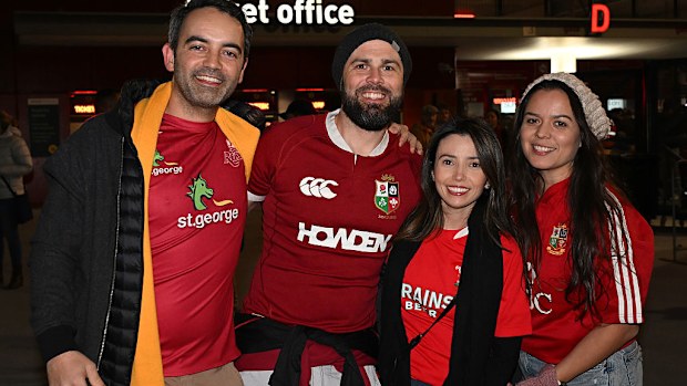 Suncorp Stadyumu'ndaki taraftarlar.