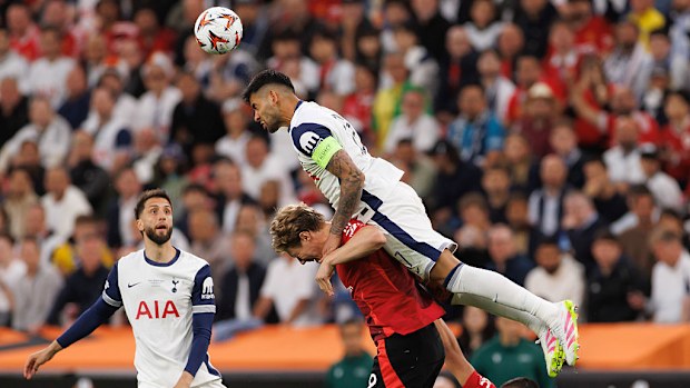 Christian Romero of Tottenham Hotspur challenges Rasmus Hojlund of Manchester United.