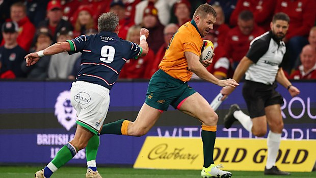 Classic Wallabies'tan Drew Mitchell topu taşıyor.