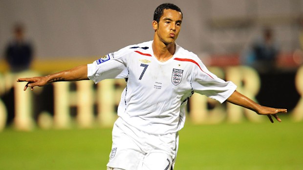 İngiltere'nin Theo Walcott, Stadion Maksimirl'de hat-trickini kutluyor.