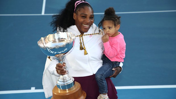 Serena Williams tiene sua figlia Alexis Olympia ad Auckland.